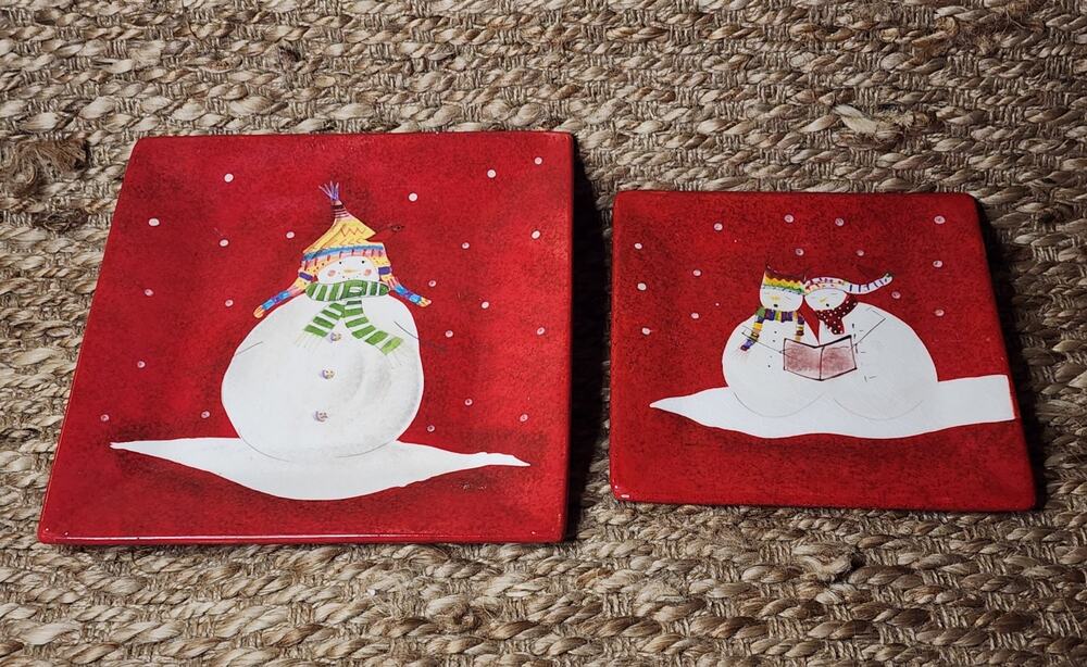 2 Snowmates Square Dinner & Salad Plates Red Snowman Christmas Holidays Sakura